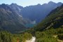 Morskie Oko szlaki: Schronisko w Dolinie Pięciu Stawów Polskich - Schronisko PTTK nad Morskim Okiem  - szlak niebieski. Morskie Oko. Autor: Aleksander Kwiatkowski.